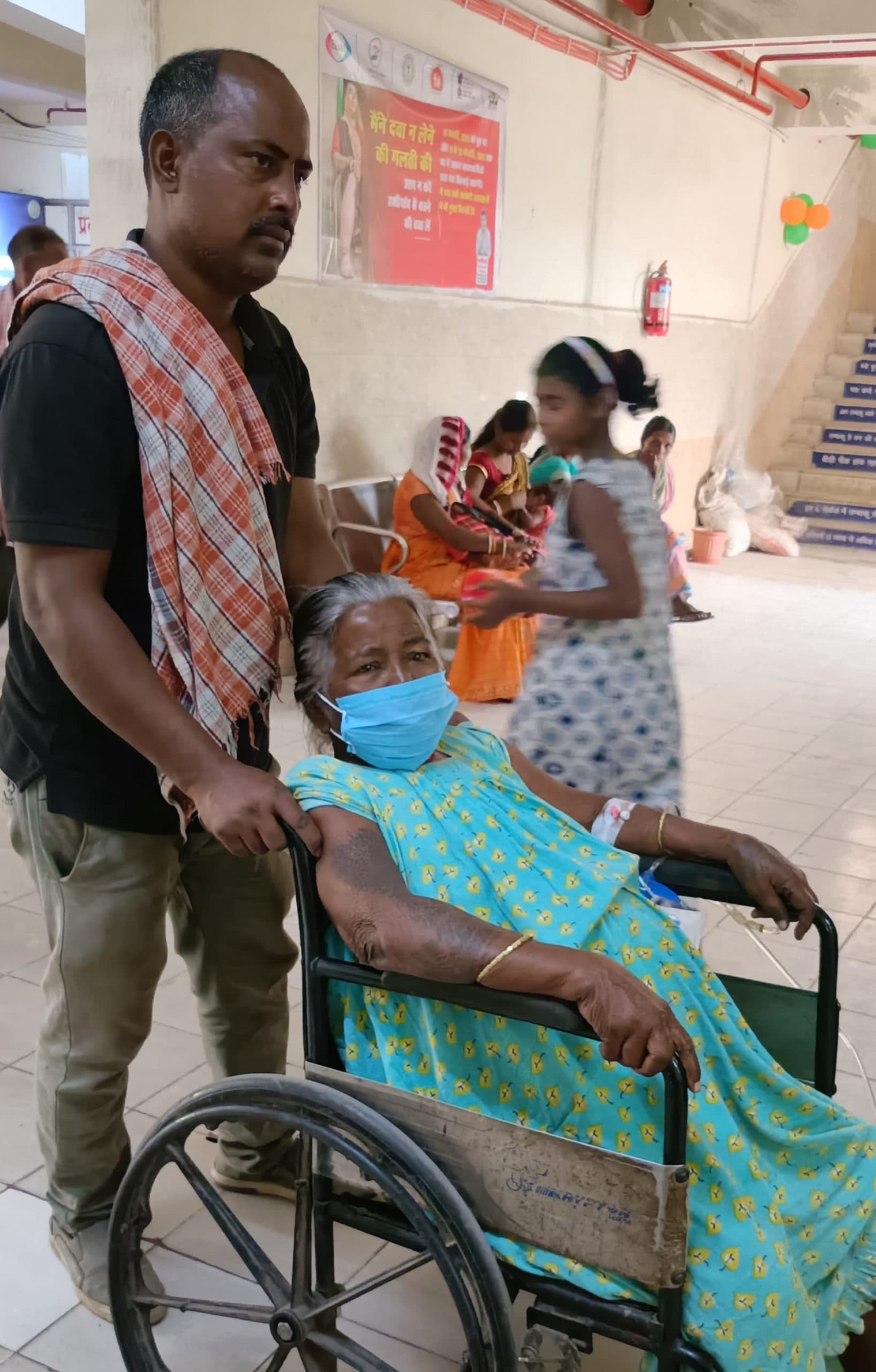 Bokaro News : परिजन खुद से मरीज को व्हीलचेयर से ले जा रहे वार्ड, बाहर से खरीदनी पड़ रही दवा