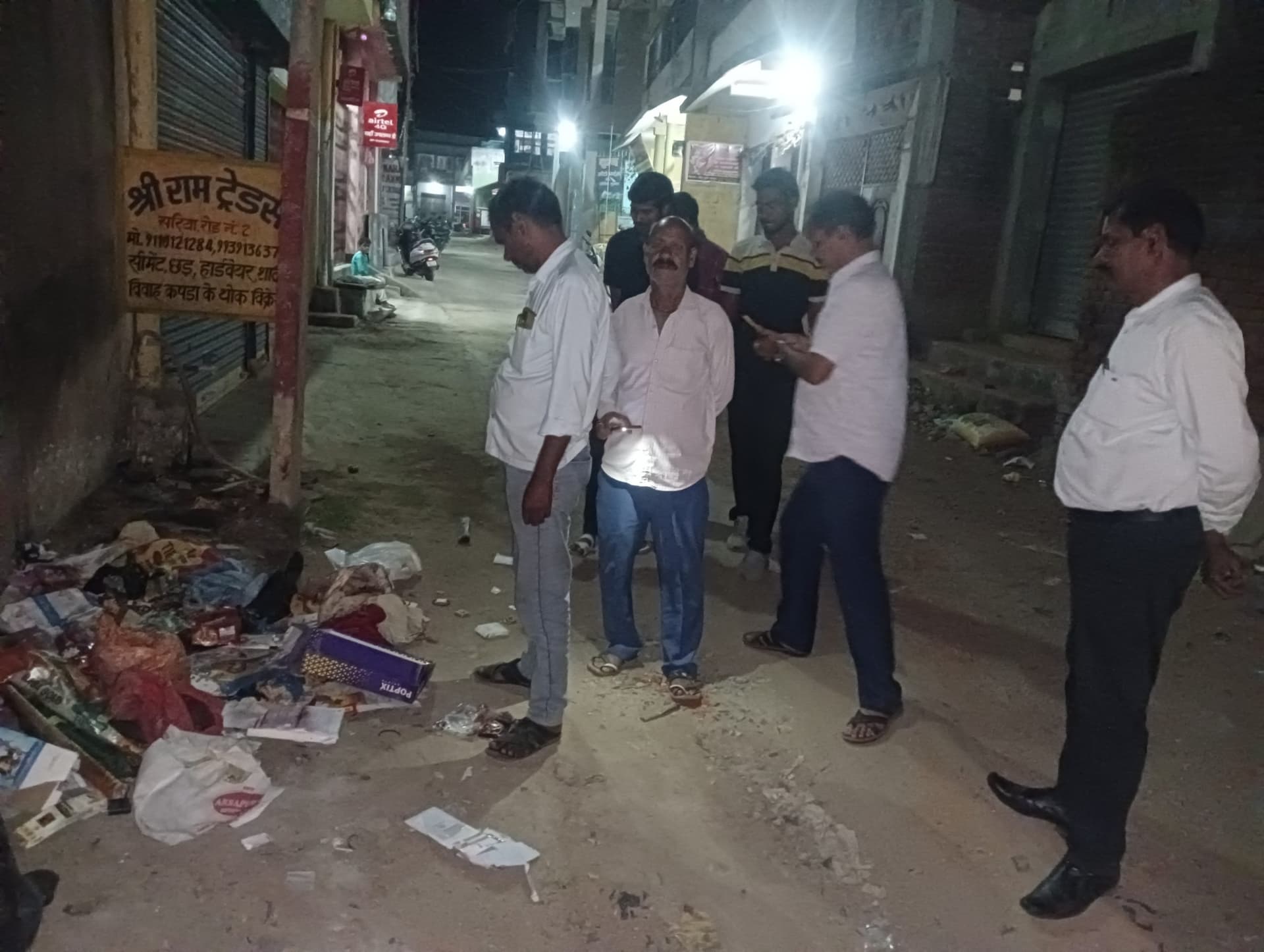 Giridih News :सरिया में कचरे के ढेर में फेंका मिला आधार कार्ड, पुलिस को किया सुपुर्द