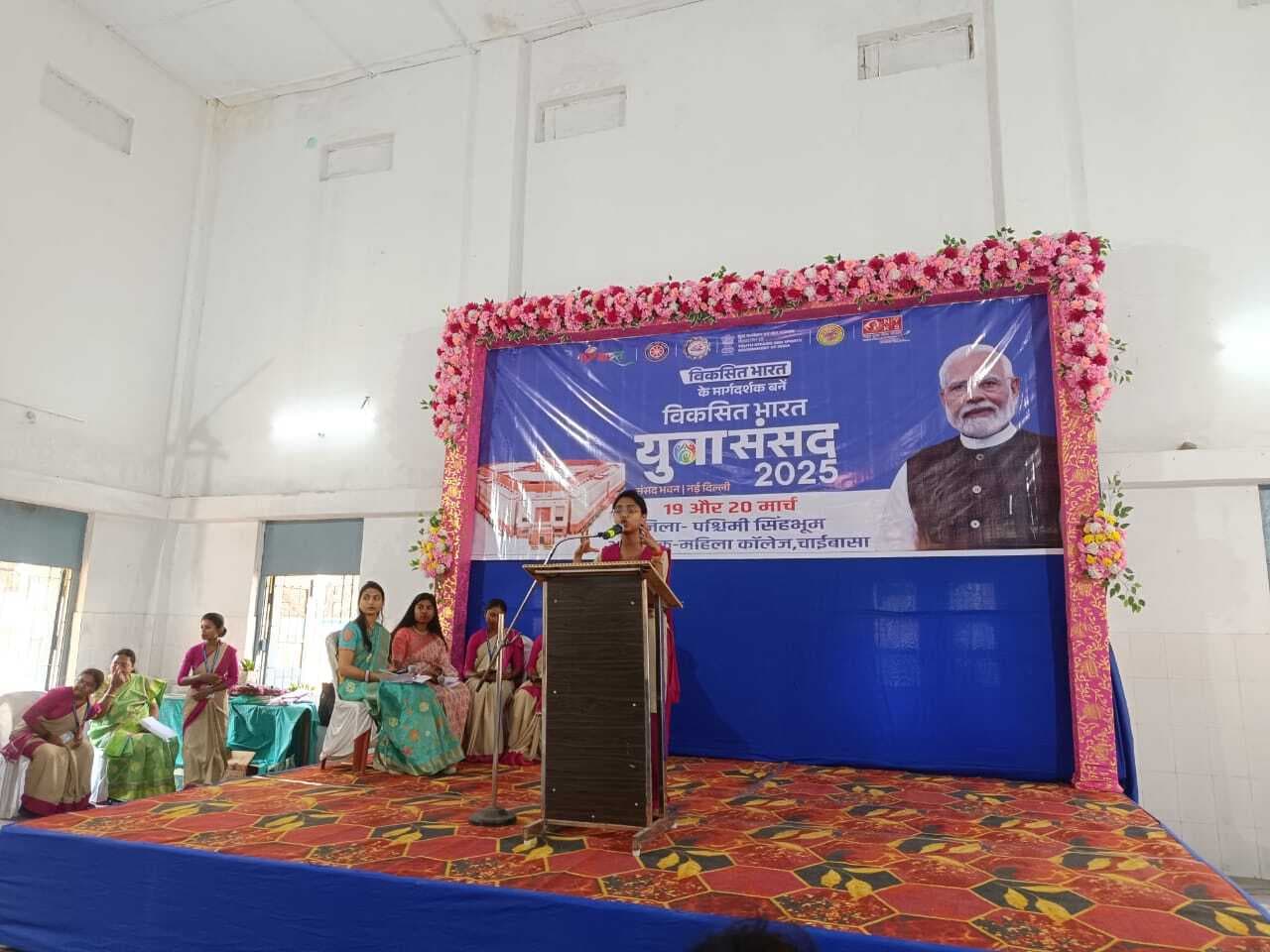 Chaibasa News : सोमा देवगम व श्रेया अग्रवाल के भाषण रहे सर्वश्रेष्ठ