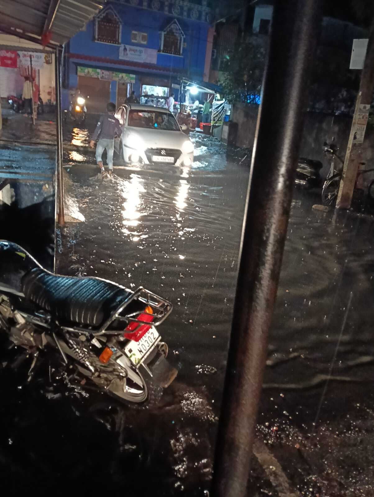 Chaibasa News : झमाझम बारिश के साथ गिरे ओले, शहर में ब्लैकआउट