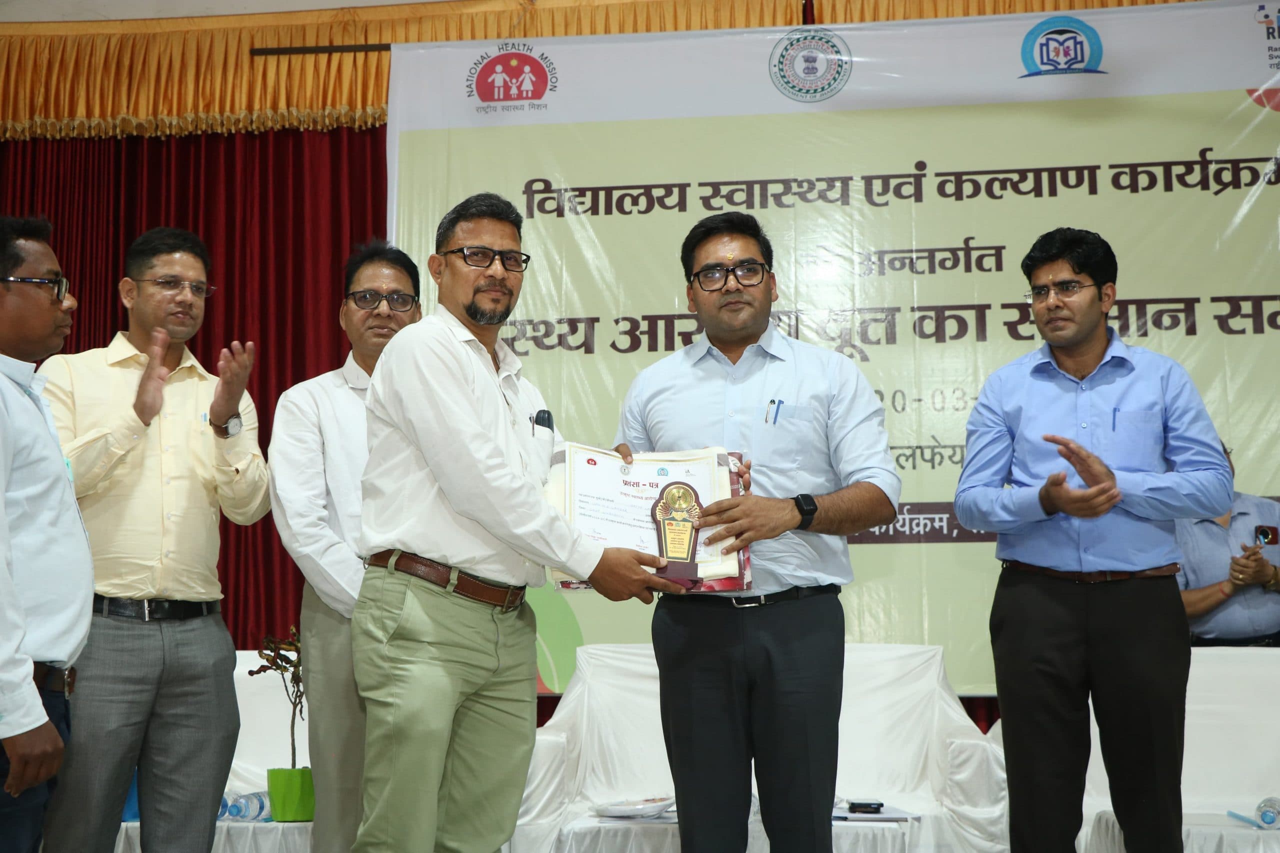 Chaibasa News : स्वस्थ शरीर हमें चुनौतियों से लड़ने को करता है प्रोत्साहित: डीसी