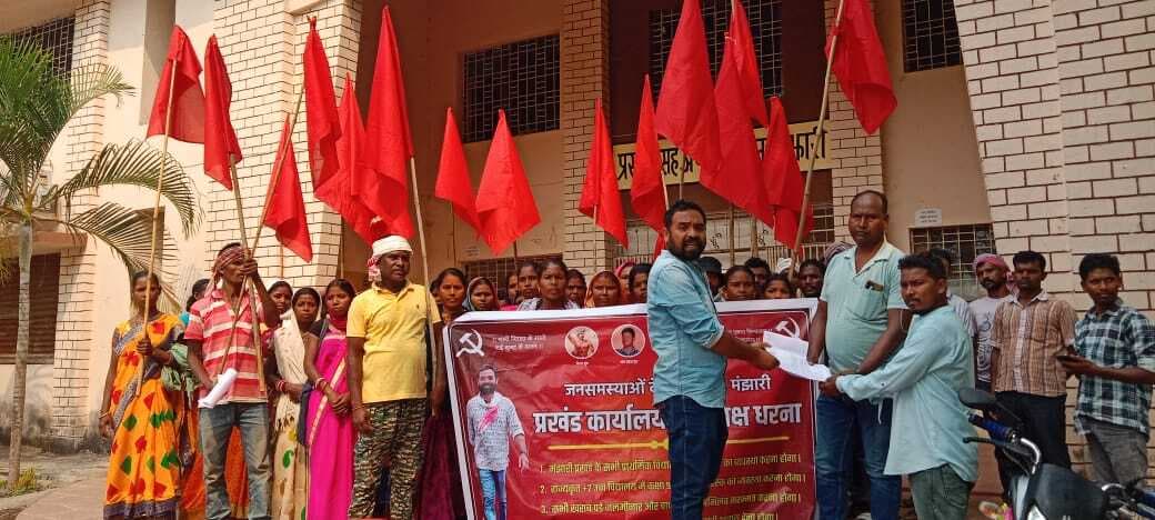 Chaibasa News : जलमीनार की मरम्मत, अबुआ आवास व शिक्षकों की मांग को लेकर आक्रोश