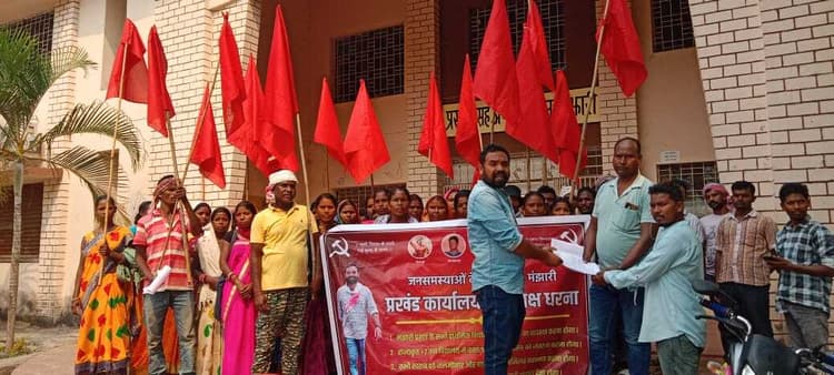 Chaibasa News : जलमीनार की मरम्मत, अबुआ आवास व शिक्षकों की मांग को लेकर आक्रोश