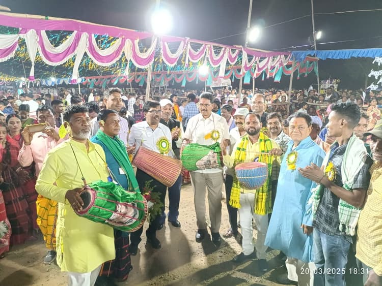 Bokaro News : मांदर की थाप पर पारंपरिक नृत्य से बांधा समां