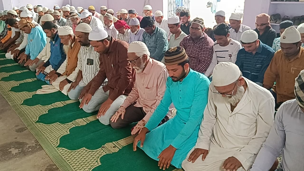 रमजान : तीसरे जुमे को मस्जिदों में उमड़ी रोजेदारों की भीड़