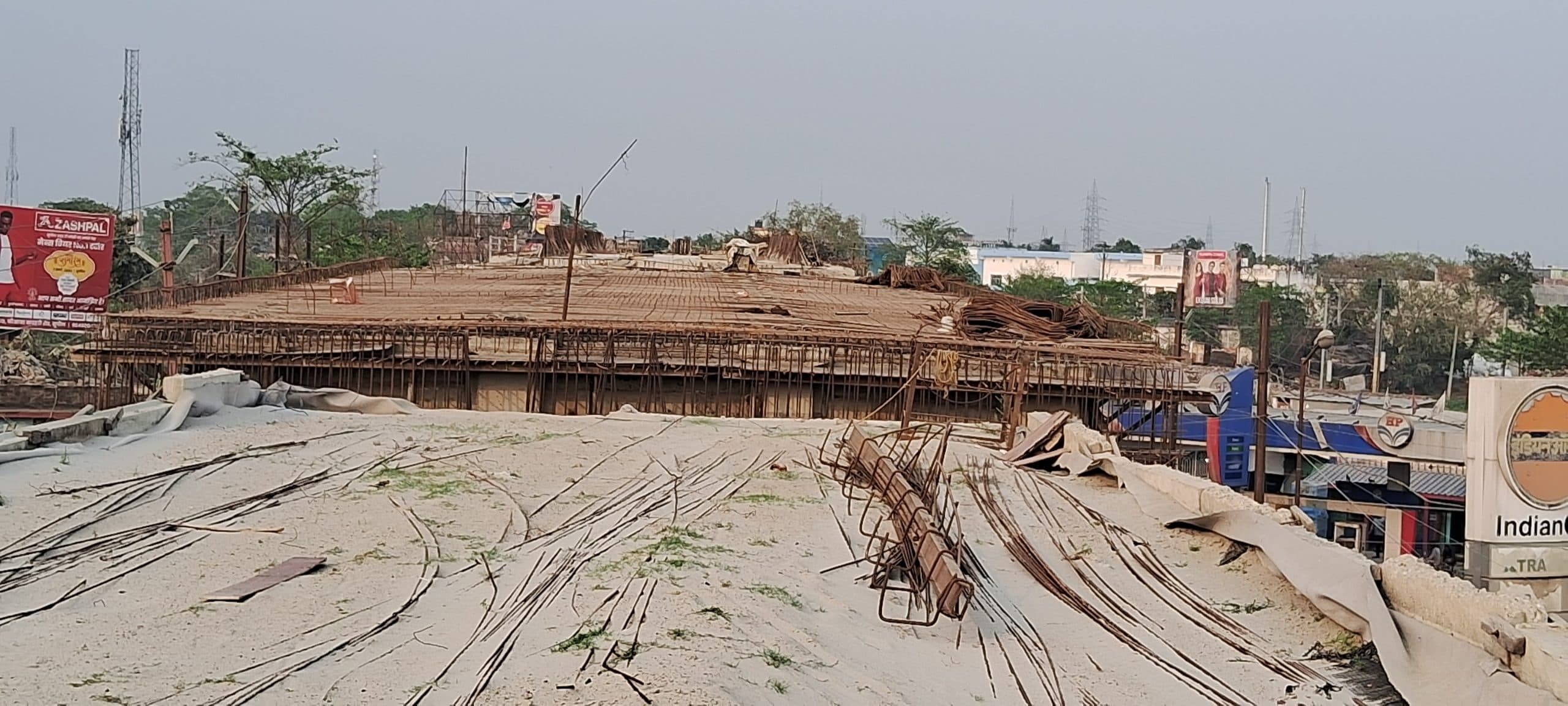 एनएच 327 ई पर बन रहे आरओबी का निर्माण कार्य ठप