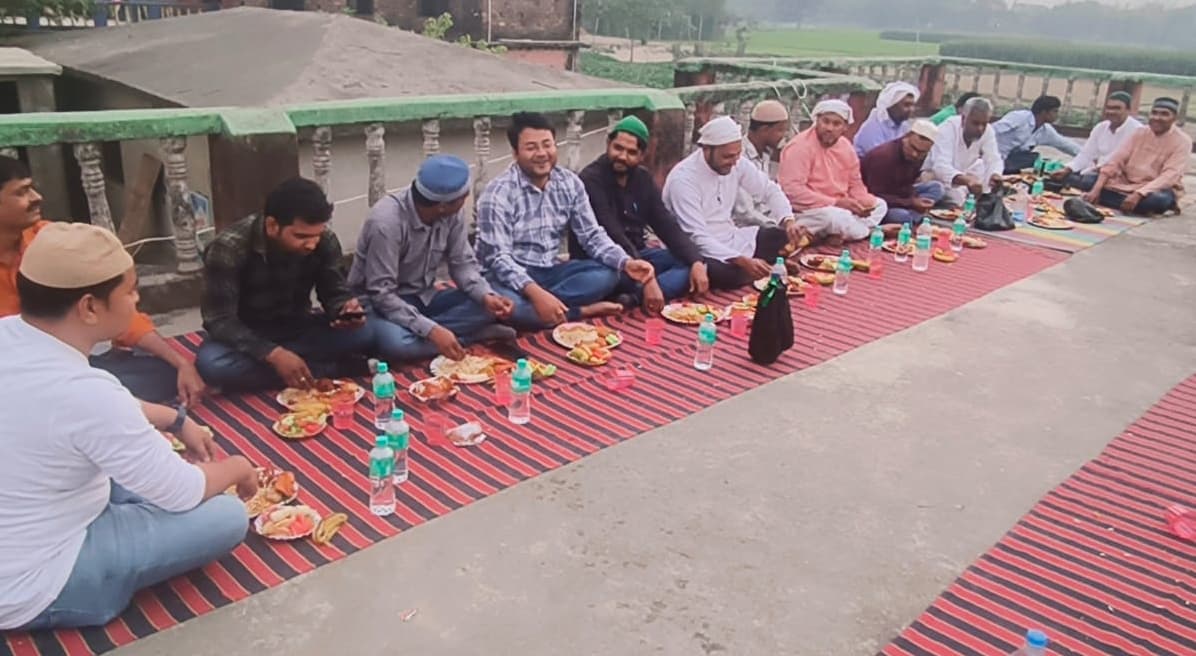 शिक्षक संघ अध्यक्ष ने दिया इफ्तार