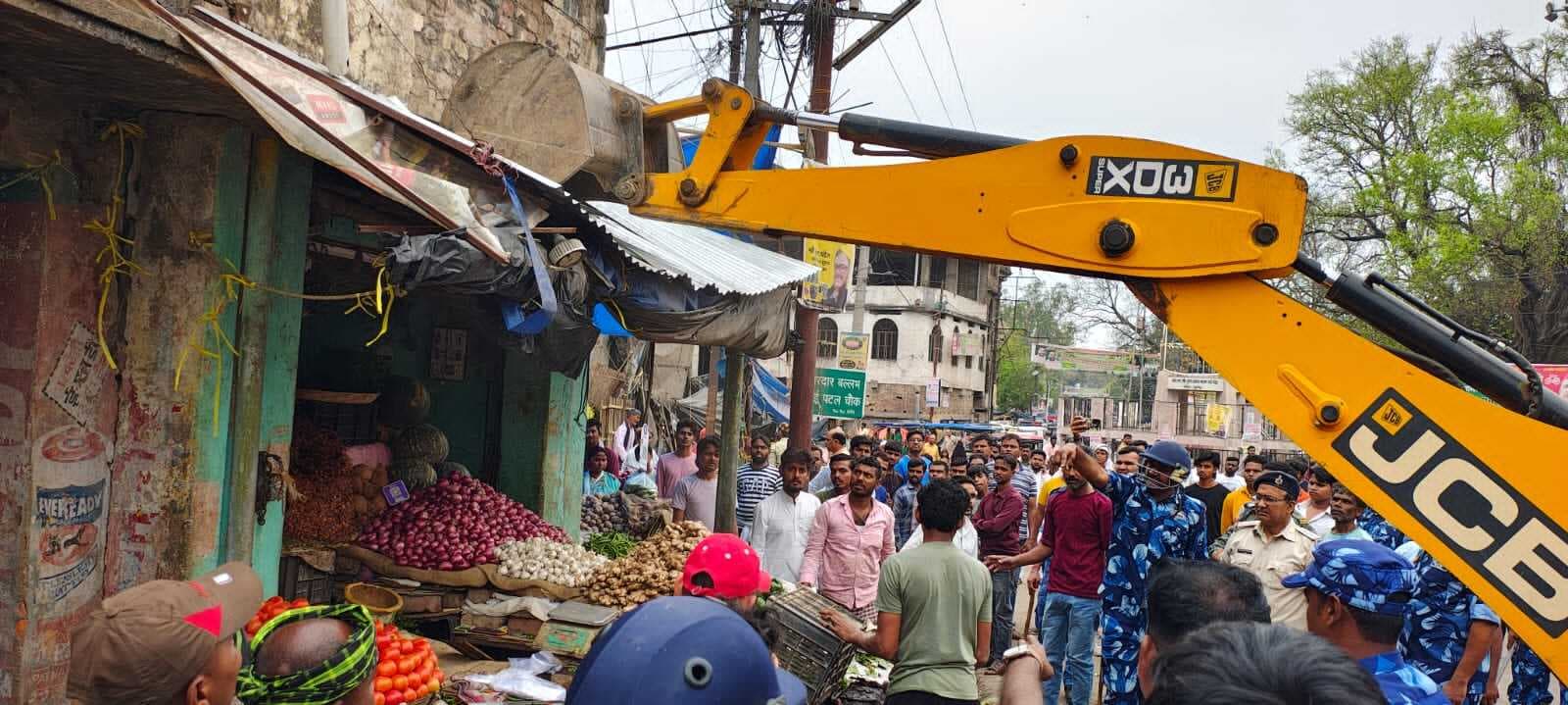 शहर में अतिक्रमण पर चला निगम का बुलडोजर, छह ट्रैक्टर सामान जब्त