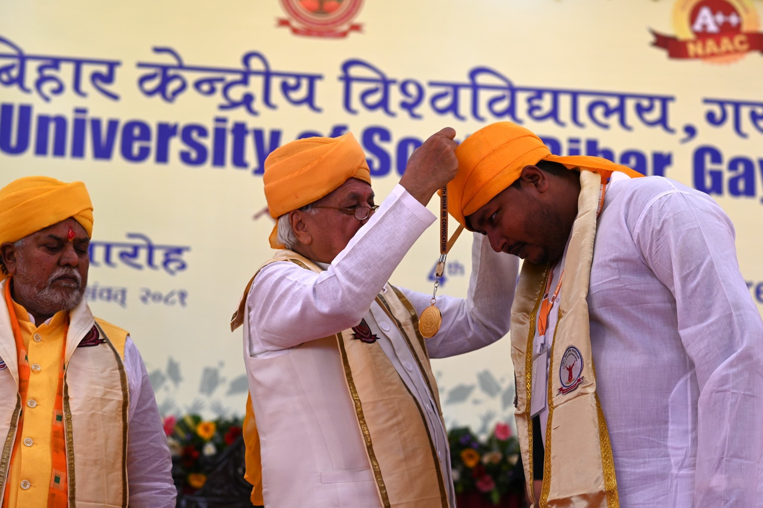 राज्यपाल से सम्मानित हुए छातापुर के छात्र सोना राज सुधांशु