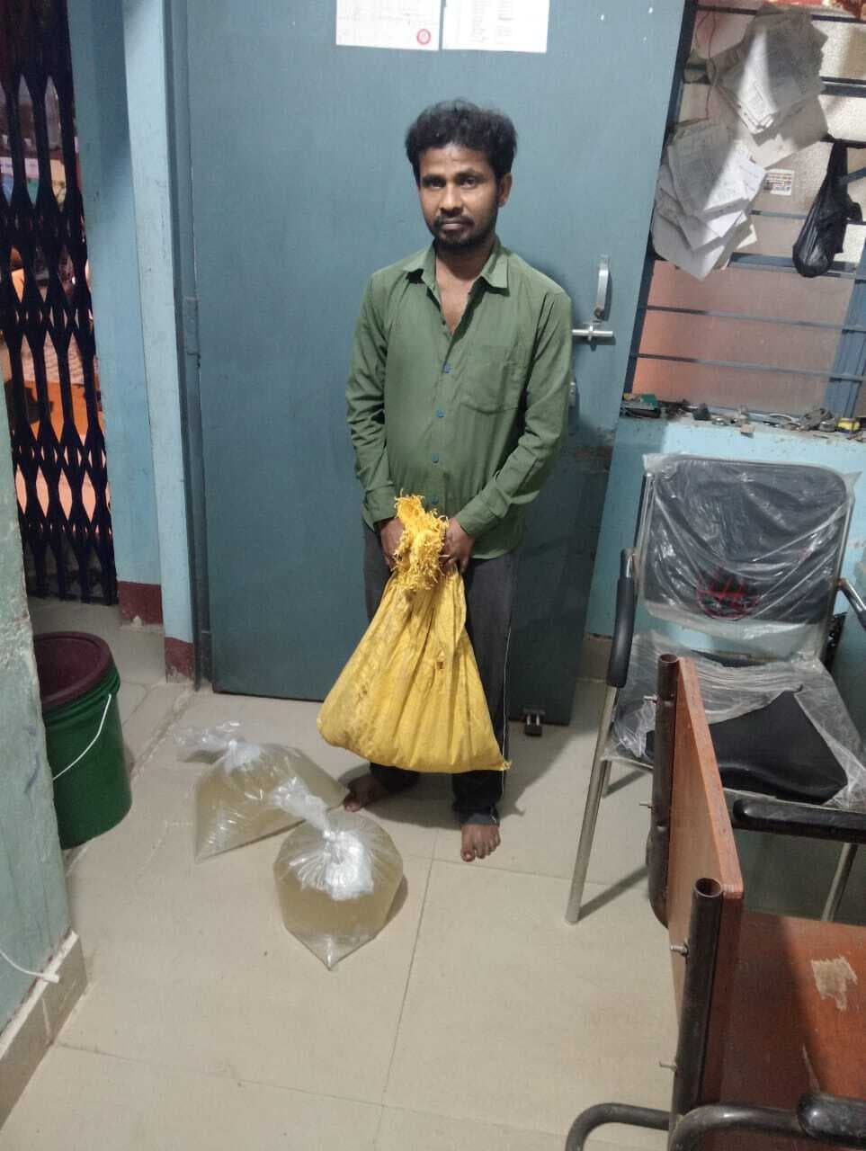 25 लीटर शराब के साथ तस्कर गिरफ्तार