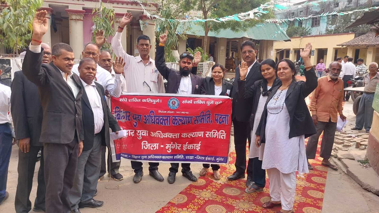 अधिवक्ता संरक्षण अधिनियम लागू करने की मांग को लेकर अधिवक्ताओं ने निकाला जुलूस