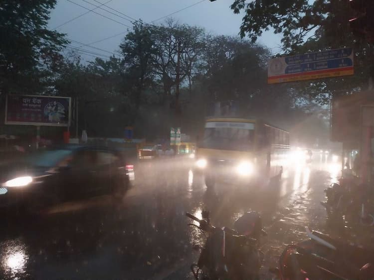 Ranchi News : हल्की बारिश में ही सड़कों पर बहने लगा नालियों का गंदा पानी