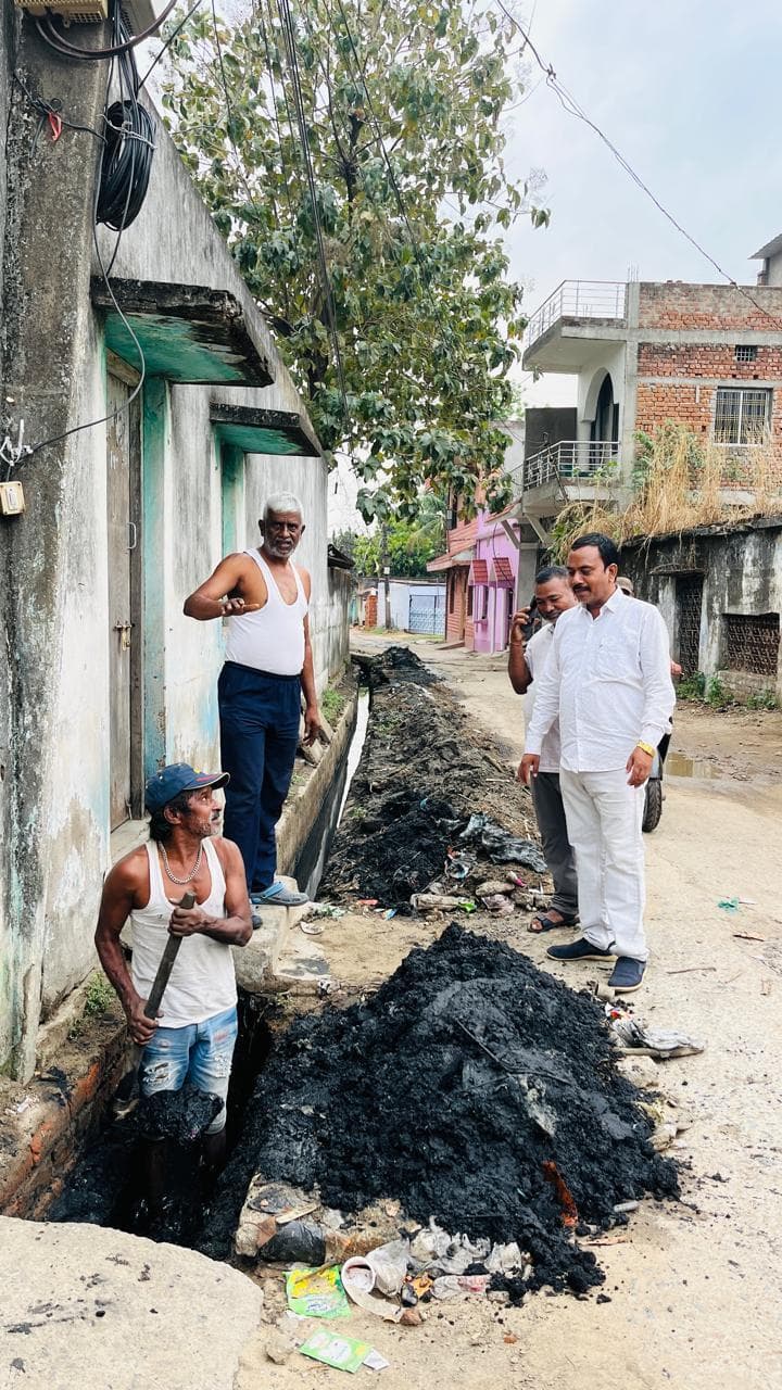 Jamshedpur news. सामाजिक सेवा संघ ने राहरगोड़ा में नाली सफाई करायी