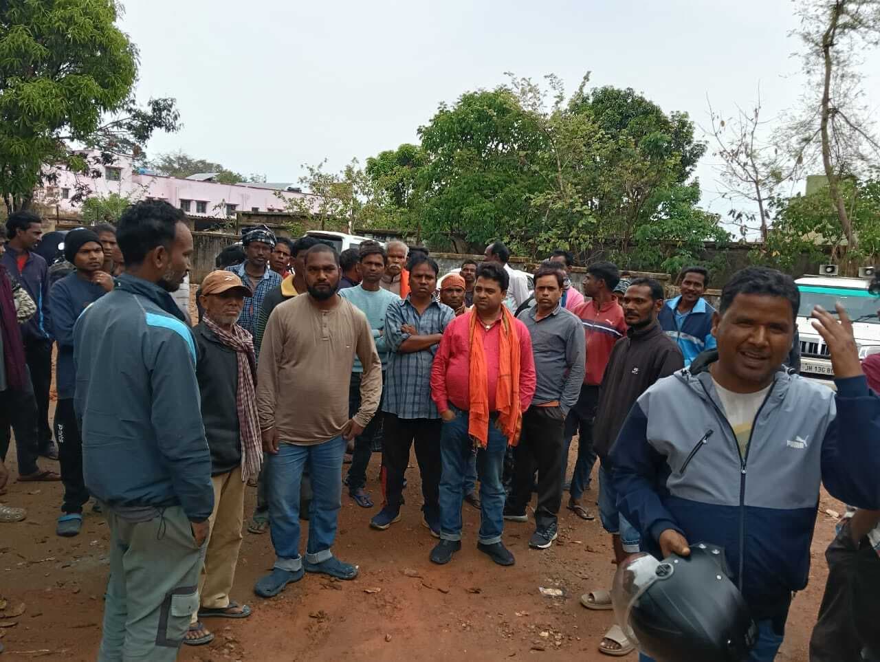 फर्जी केस को लेकर ग्रामीण आक्रोशित