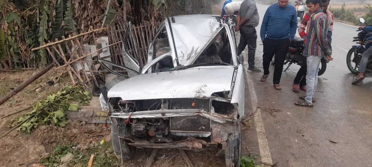 पुल की रेलिंग से टकरायी अनियंत्रित कार, तीन जख्मी, एक गंभीर