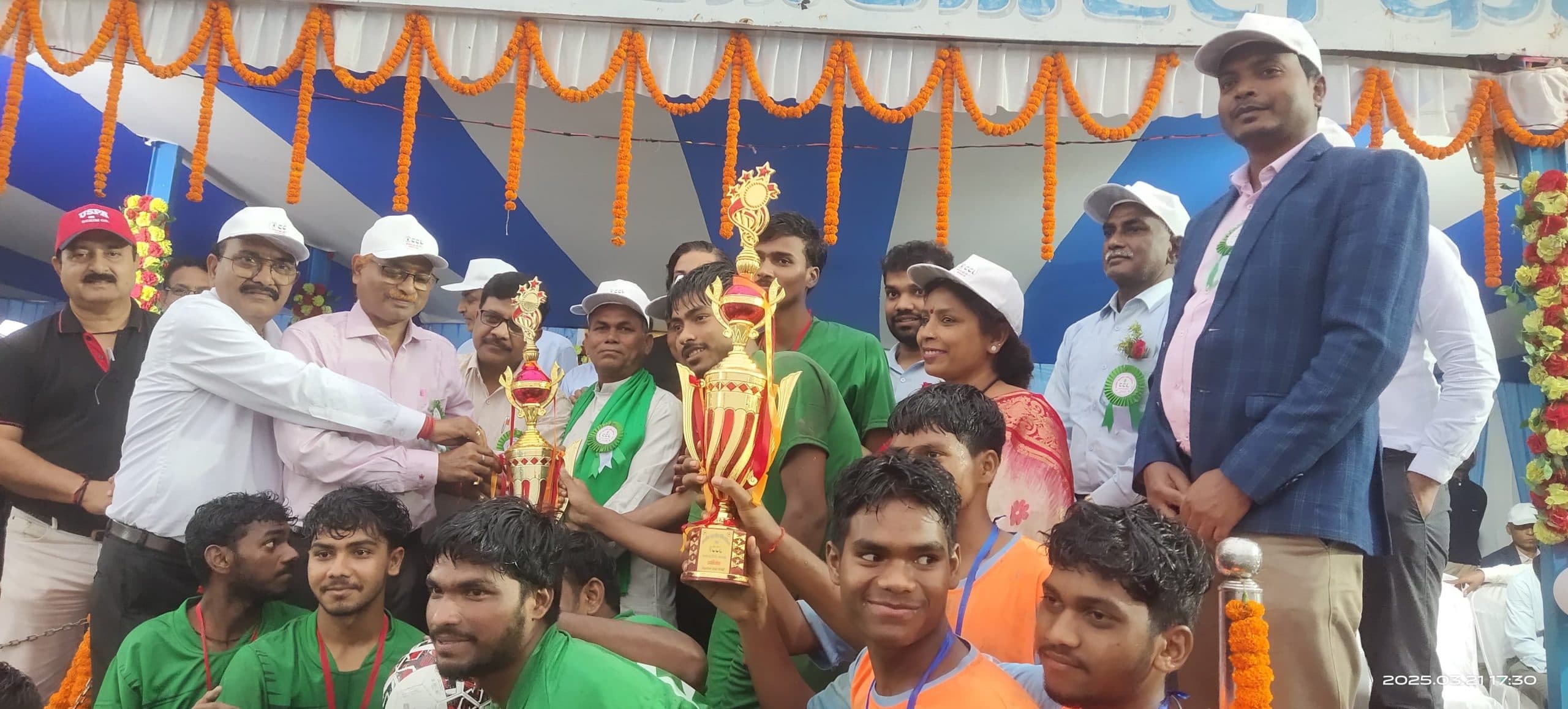 Bokaro News : ग्रामीण फुटबॉल प्रतियोगिता के फाइनल में झिरकी ने बाजी मारी