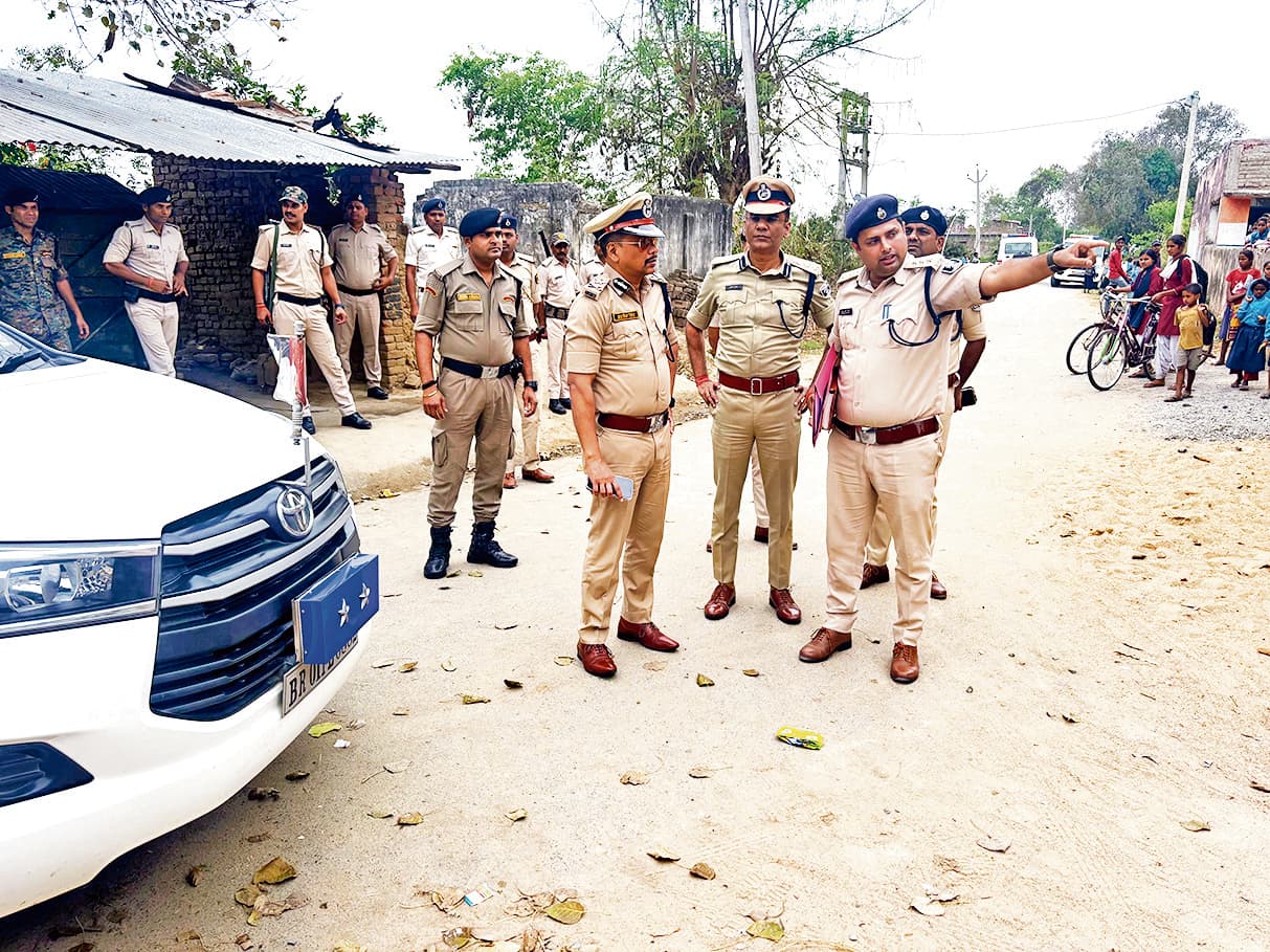 Gaya News : सेना के जवान की हत्या के मामले की जांच करने आइजी, एसएसपी व एएसपी पहुंचे टिकारी