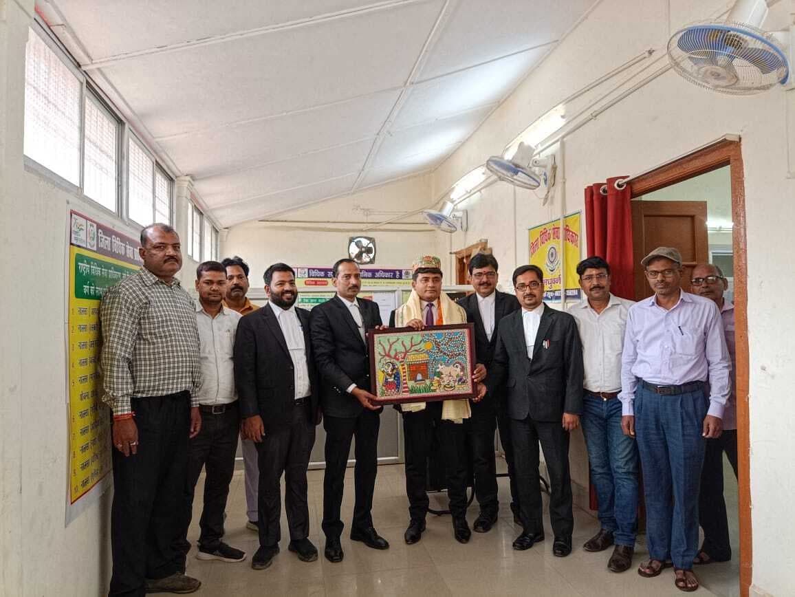 Madhubani News : स्थानांतरण पर प्राधिकार सचिव को दी विदाई