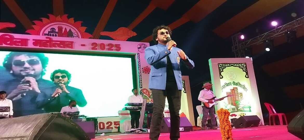 Madhubani News : आजु मिथिला नगरिया निहाल सखिया, चारु दुलहा में बड़का कमाल सखिया