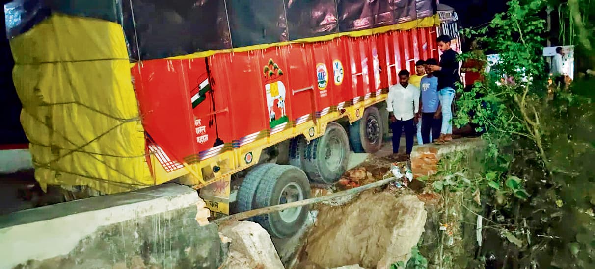 Gaya News : वजीरगंज प्रखंड मुख्यालय के गेट पर बना पुल धंसा, ट्रक फंसा