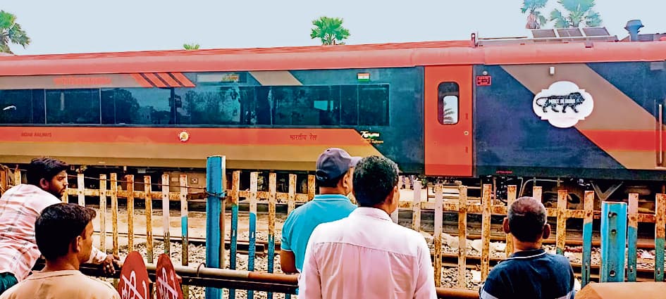 Gaya News : गया-चाकंद के बीच फाटक के पास फंसा ट्रैक्टर, रुकी रही रांची-पटना वंदे भारत