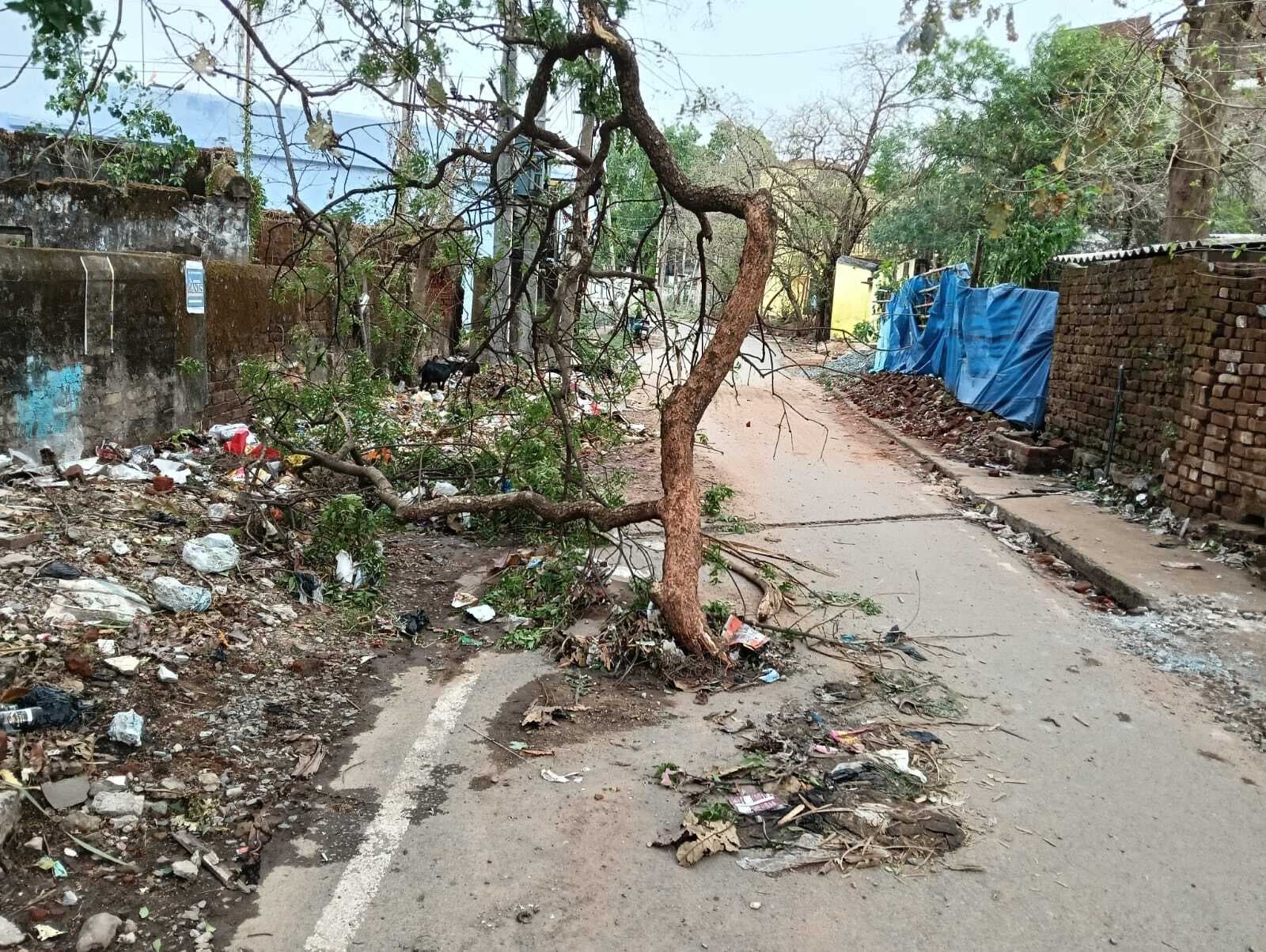 Chaibasa News : चाईबासा में आंधी से 33 जगहों पर टूटे खंभे, 18 घंटे से ब्लैकआउट