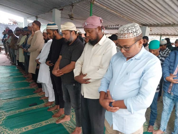 ranchi news : रमजान के तीसरे जुमे की नमाज अदा की गयी, मौलाना कुतुबुद्दीन रिजवी ने कहा : जकात निकालना हर उस व्यक्ति के लिए जरूरी है, जो मालिके नेसाब (संपन्न) है.