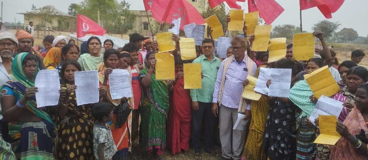 हांसाडीह के 49 परचाधारियों ने जमीन पर किया कब्जा