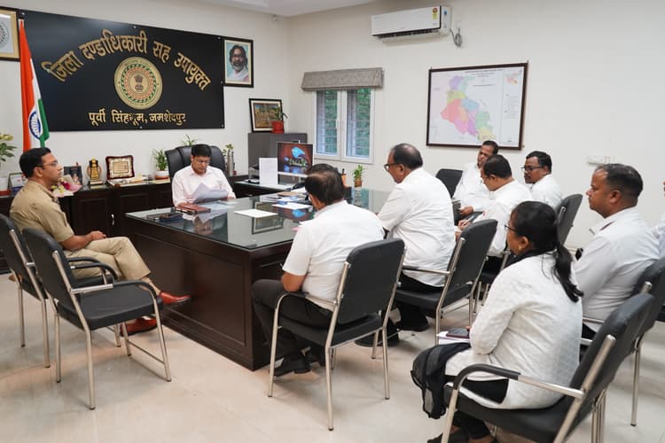 Jamshedpur News : उपायुक्त ने विधि से संबंधित बैठक की, कहा- 159 लंबित मामलों का शीघ्र हो निष्पादन
