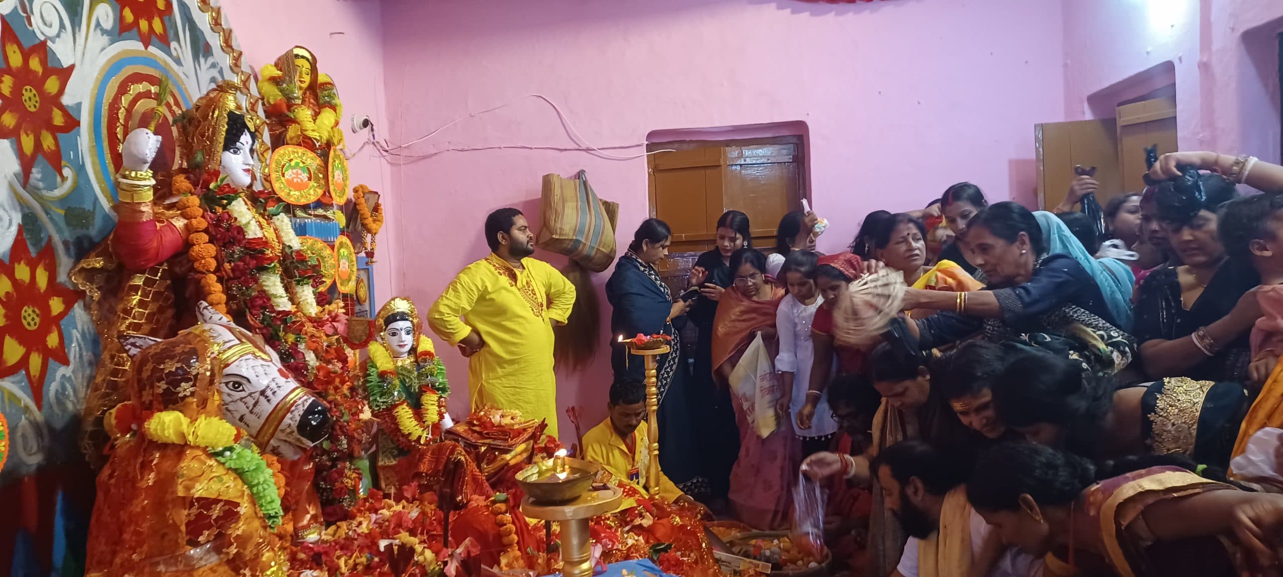 purnia news बेलौरी के प्रसिद्ध शीतला मेला में उमड़ा आस्था का सैलाब, उड़ाये गये डेढ़ हजार कबूतर