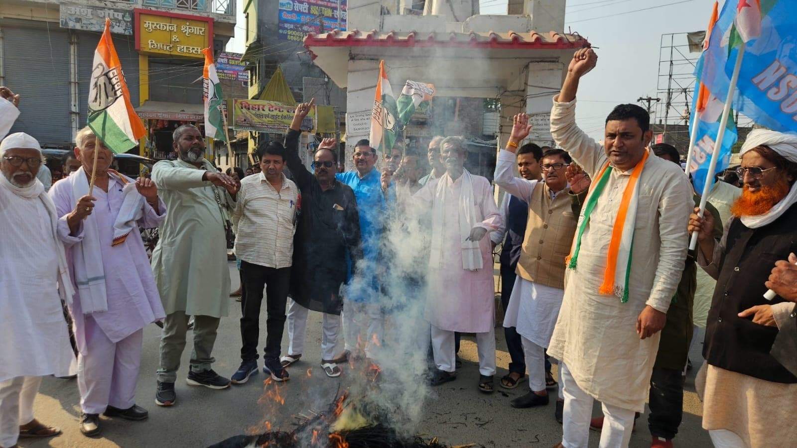 सरकार के खिलाफ किया विरोध प्रदर्शन