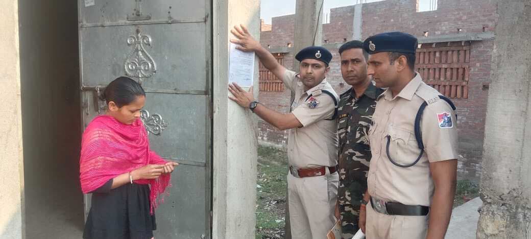 अवैध कारोबार के आरोपी के घर चस्पा किया गया इश्तेहार