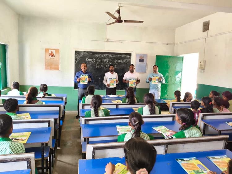 सड़क सुरक्षा को लेकर छात्र-छात्राओं व शिक्षकों को दिलायी गयी शपथ