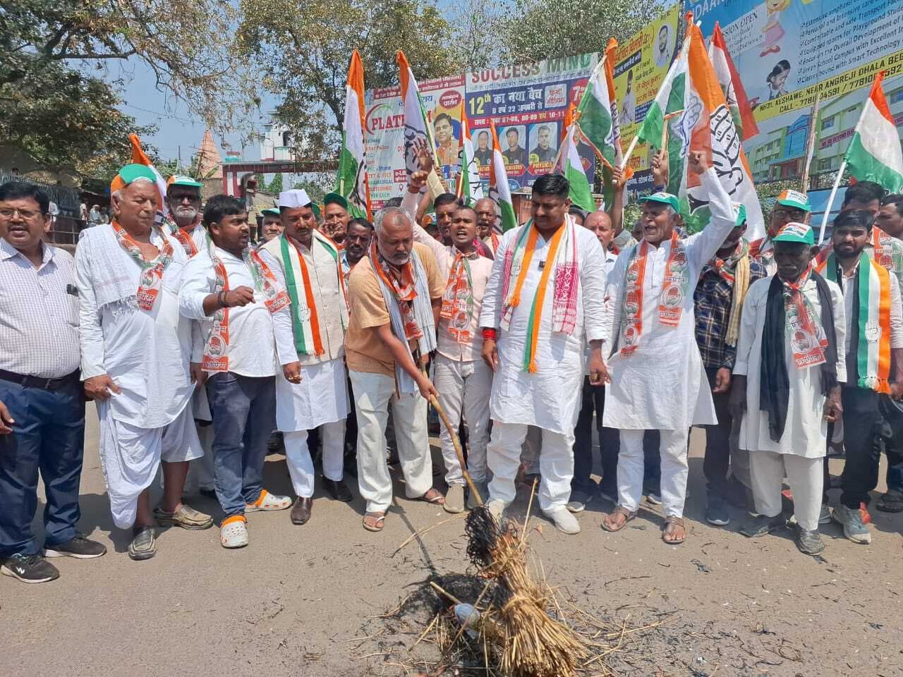 कांग्रेस व महागठबंधन कार्यकर्ताओं ने अलग-अलग फूंका सीएम का पुतला