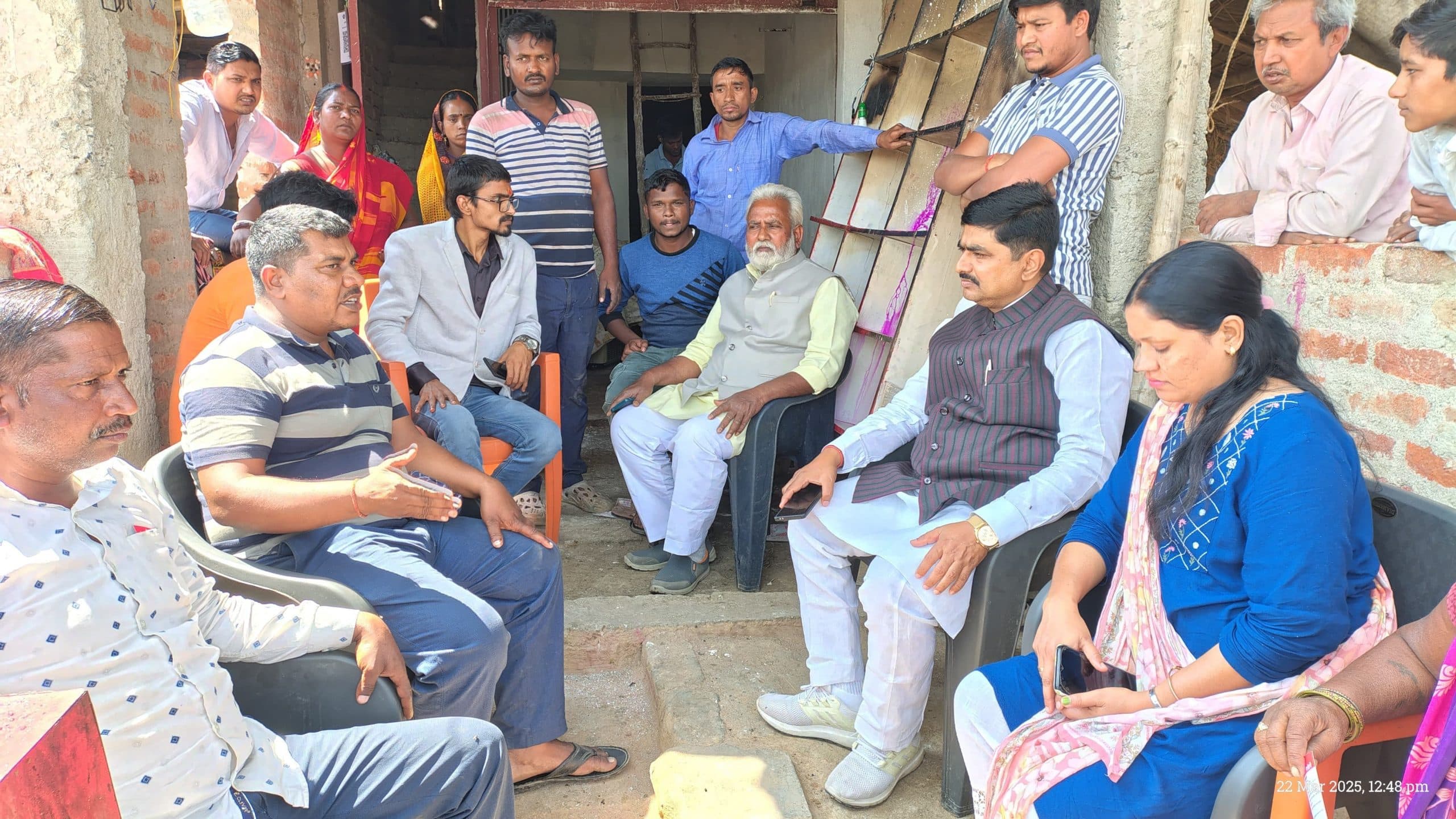 अगलगी की घटना से पीड़ित व्यवसायी से मिले भाजपा नेता