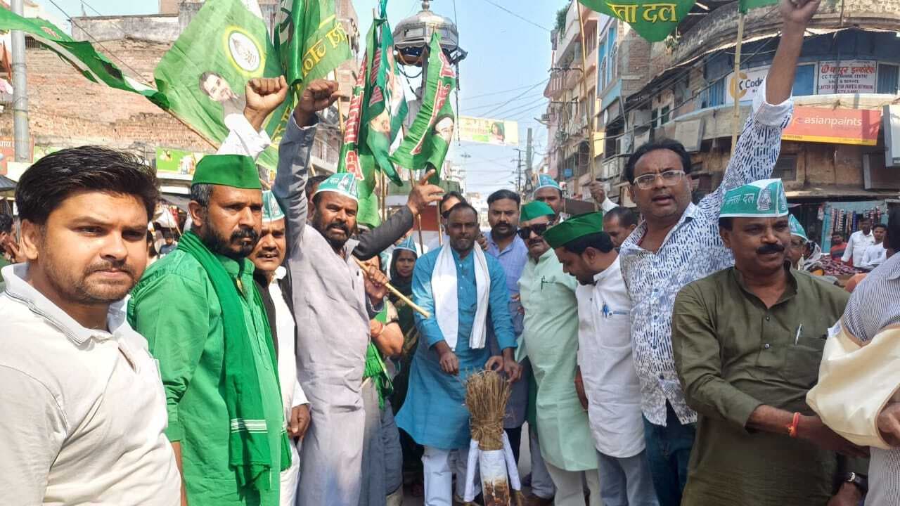 राजद ने सीएम का फूंका पुतला, राष्ट्रीय गान के अपमान का लगाया आरोप