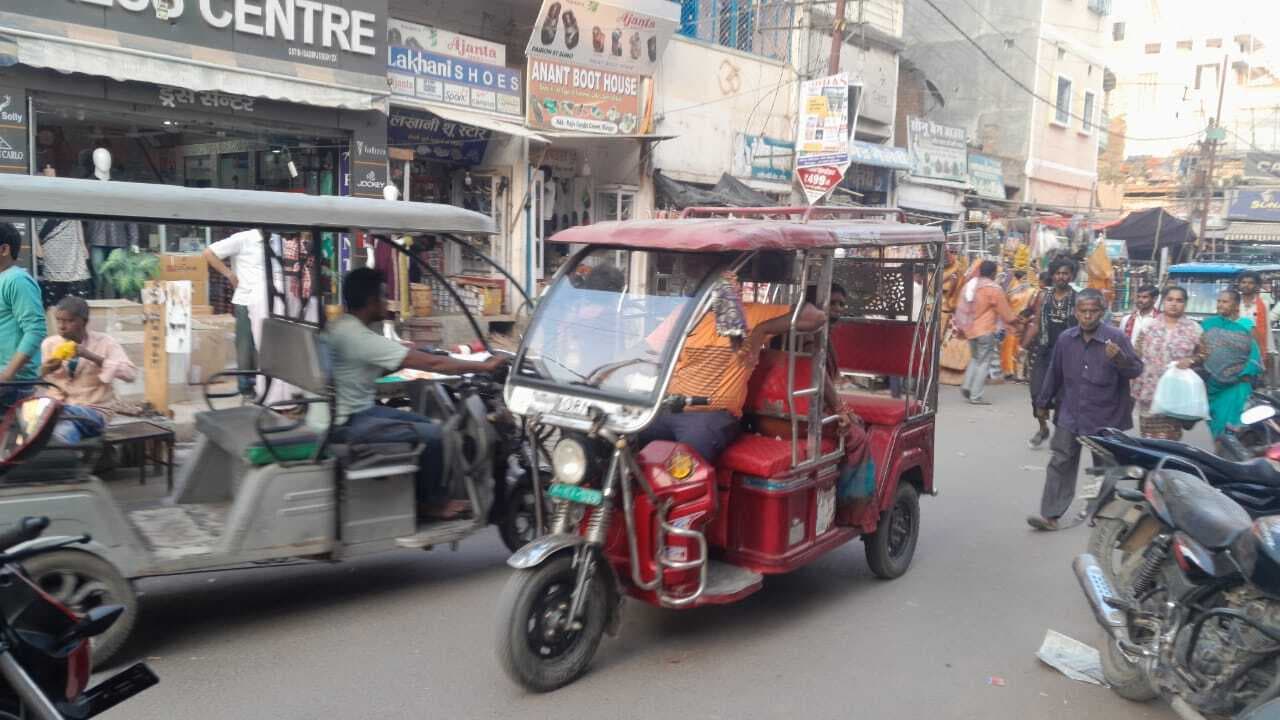 न स्टैंड का पता, न ही रूट का निर्धारण, शहर की सड़कों पर फर्राटा भर रही ई-रिक्शा