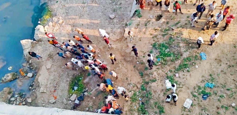 Kaimur news. पुलिस के डर से कर्मनाशा नदी पुल से कूदे दो पशु तस्कर, एक की मौत