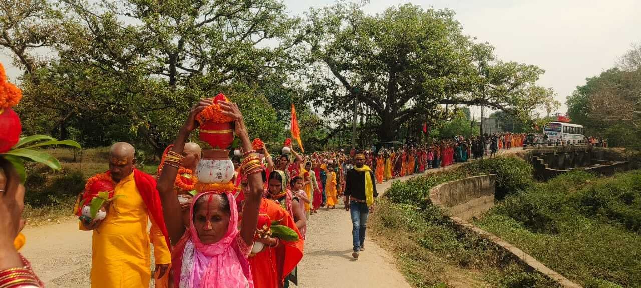 महारूद्र यज्ञ सह भागवत कथा को लेकर निकाली गयी भव्य कलश शोभायात्रा