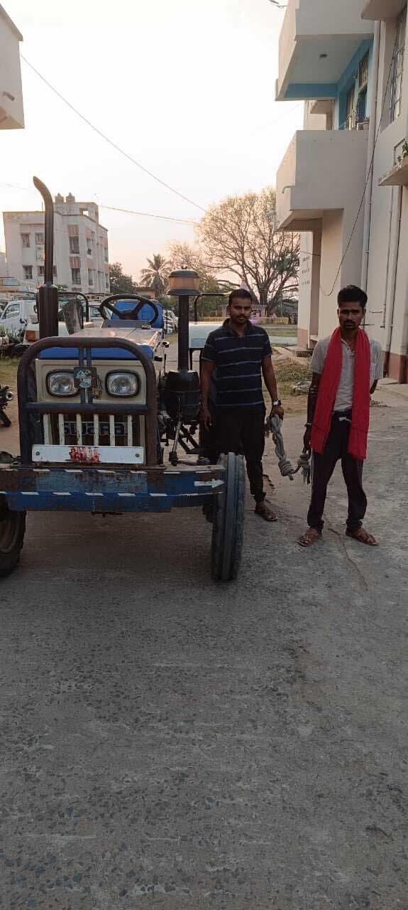 चोरी के ट्रैक्टर और चालक को कजरैली पुलिस को सौंपा