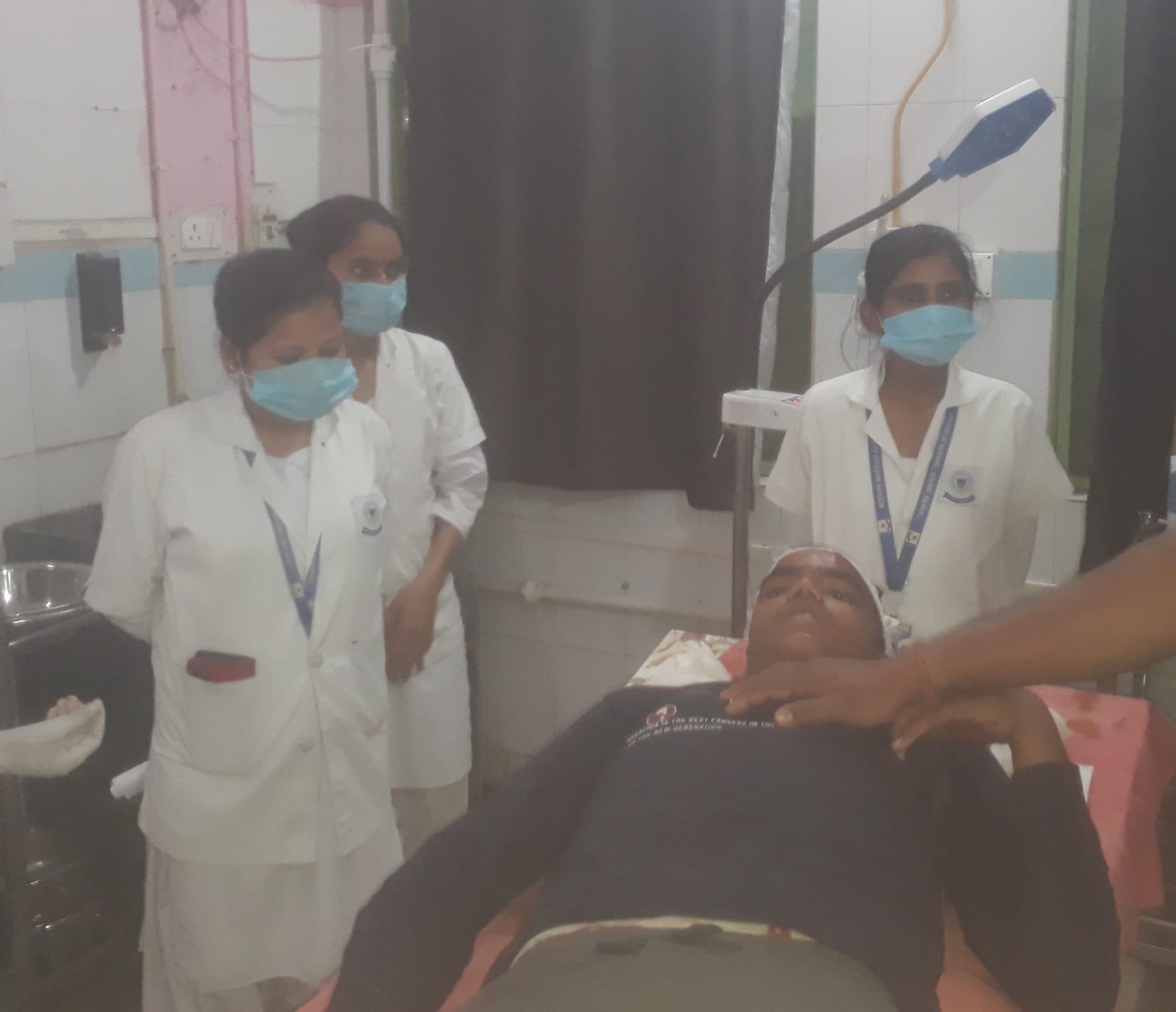 ऑटो पलटने से किशोर समेत चार लोग जख्मी