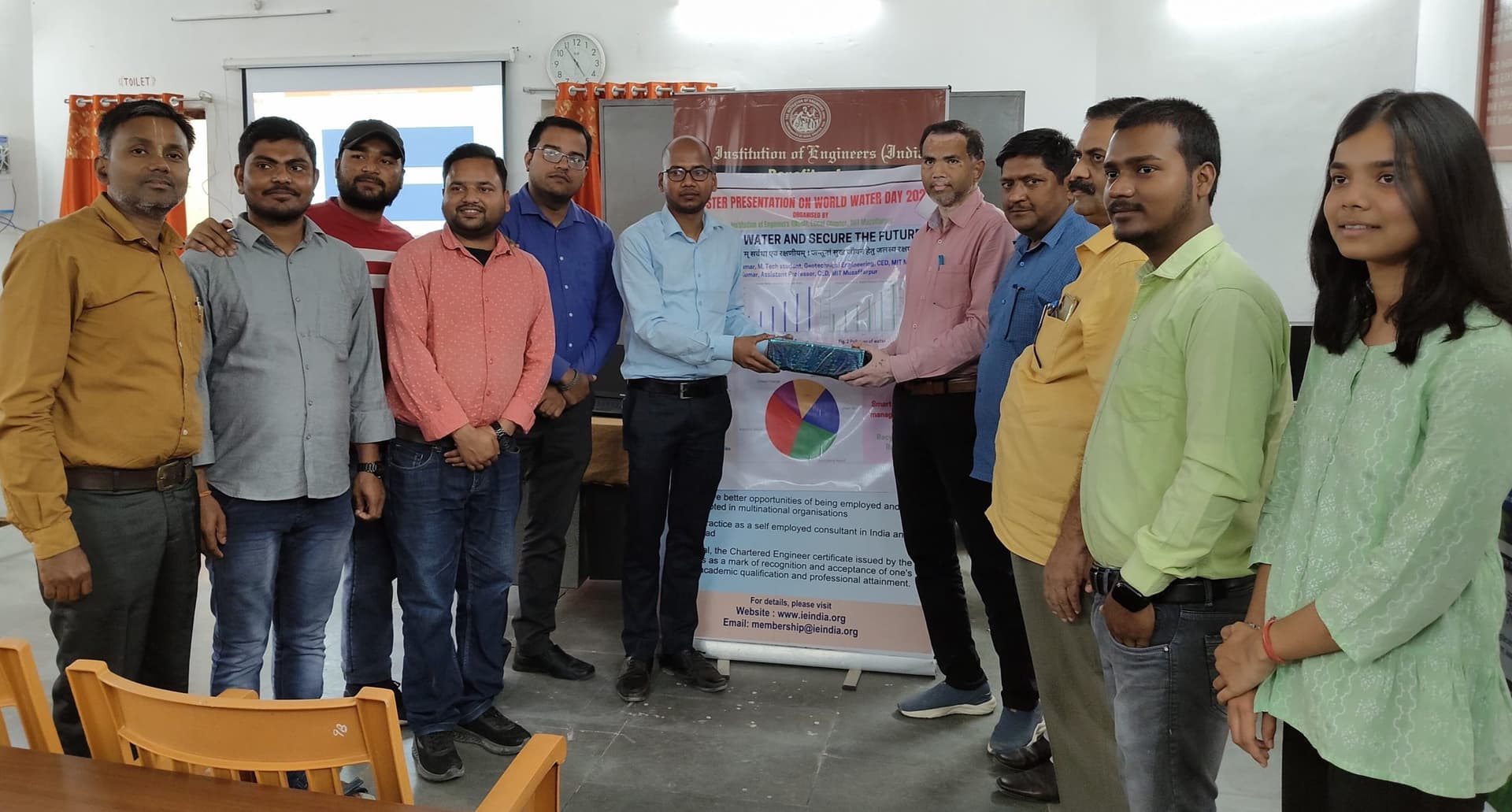 रेन हार्वेस्टिंग सिस्टम से नहीं होगी पानी की किल्लतविश्व जल दिवस पर एमआइटी में कार्यक्रम का आयोजनदीपक – 46उपमुख्य संवाददाता, मुजफ्फरपुरविश्व जल दिवस के मौके पर शनिवार को एमआइटी में पोस्टर प्रजेंटेशन व एक्सपोर्ट लेक्चर का आयोजन किया गया. जिसमें विशेषज्ञों ने छात्र-छात्राओं को विश्व जल दिवस के विभिन्न पहलुओं के बारे में बताया. सहायक प्राध्यापक प्रो आशीष कुमार ने कहा कि किसी भी तरह के विकास के पहले प्लानिंग जरूरी है. ऐसा नहीं होने पर प्राकृतिक संशाधन को क्षति पहुंच सकती है. सहायक प्राध्यापक डॉ विजय कुमार ने कहा कि संस्थान के विभिन्न जगहों पर रेन हार्वेस्टिंग बनाकर वाटर का उपयोग किया जा सकता है. डॉ आकाश प्रियदर्शी ने भविष्य में पानी की किल्लत नहीं हो इसके लिये वीडियेा प्रजेंटेशन से छात्रों को जानकारी दी. छात्रा प्रियदर्शिनी ने प्रोजेक्ट रिपोर्ट प्रस्तुत किया. एमटेक के सौरभ कुमार ने जल प्रदूषण के माध्यम से दुनिया में हो रहे प्रभाव को प्रोजेक्टर के माध्यम से दिखाया. इस मौके पर इंस्टीट्यूट ऑफ इंजीनियर के अध्यक्ष डॉ रामजी प्रसाद गुप्ता, प्रभारी प्राचार्य डॉ संजय कुमार ने पानी की समस्या पर चर्चा की. इस मौके पर डॉ आरपी गुप्ता, डॉ संजय कुमार सहित अन्य मौजूद रहे.