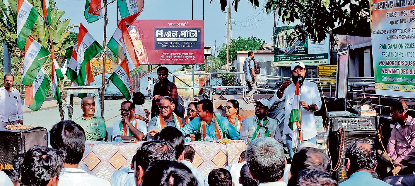 पुरानी पेंशन नीति की बहाली के िलए रेलकर्मियों का विक्षोभ