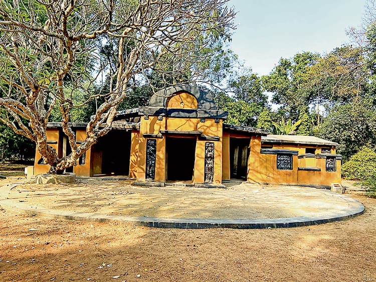 शांतिनिकेतन में िफलहाल नहीं जा पायेंगे सैलानी