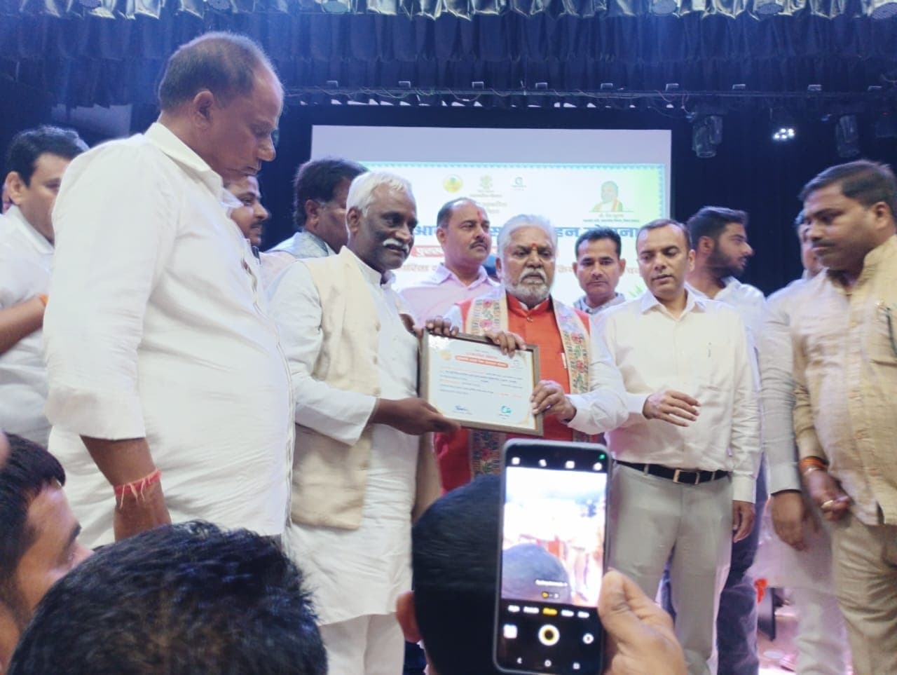 Madhubani News : दीप पूर्वी पैक्स को आदर्श पैक्स का मिला पुरस्कार