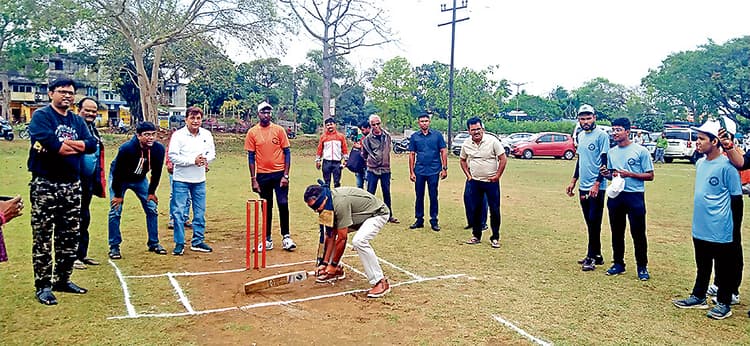 दिव्यांग खिलाड़ियों के साथ क्रिकेट खेल सांसद कीर्ति आजाद ने बढ़ाया हौसला
