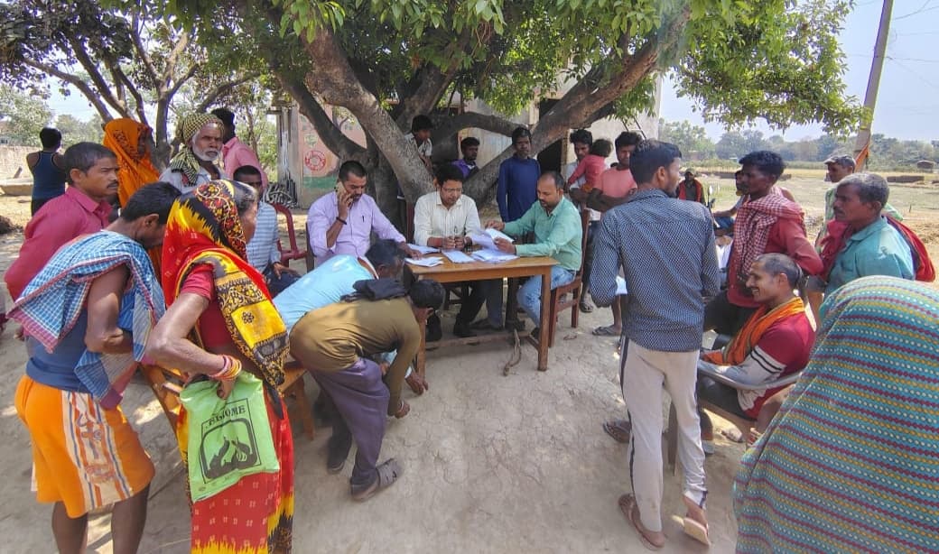 Madhubani News : शिविर में आवास योजना के लिए लाभुकों का जोड़ा गया नाम