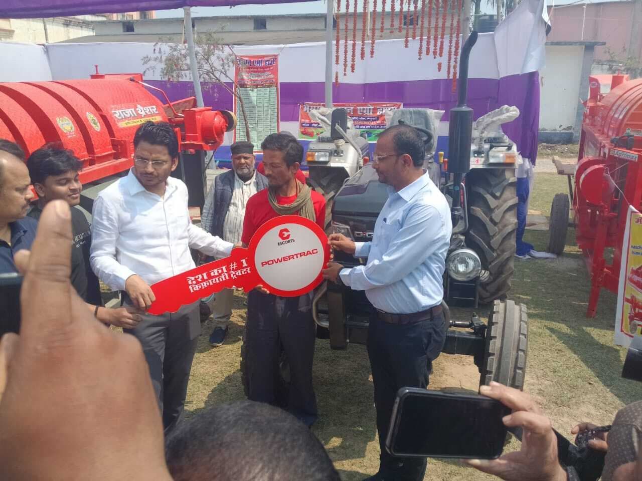 Madhubani News : बिहार दिवस पर किसान को डीएम ने दिया ट्रैक्टर का चाबी