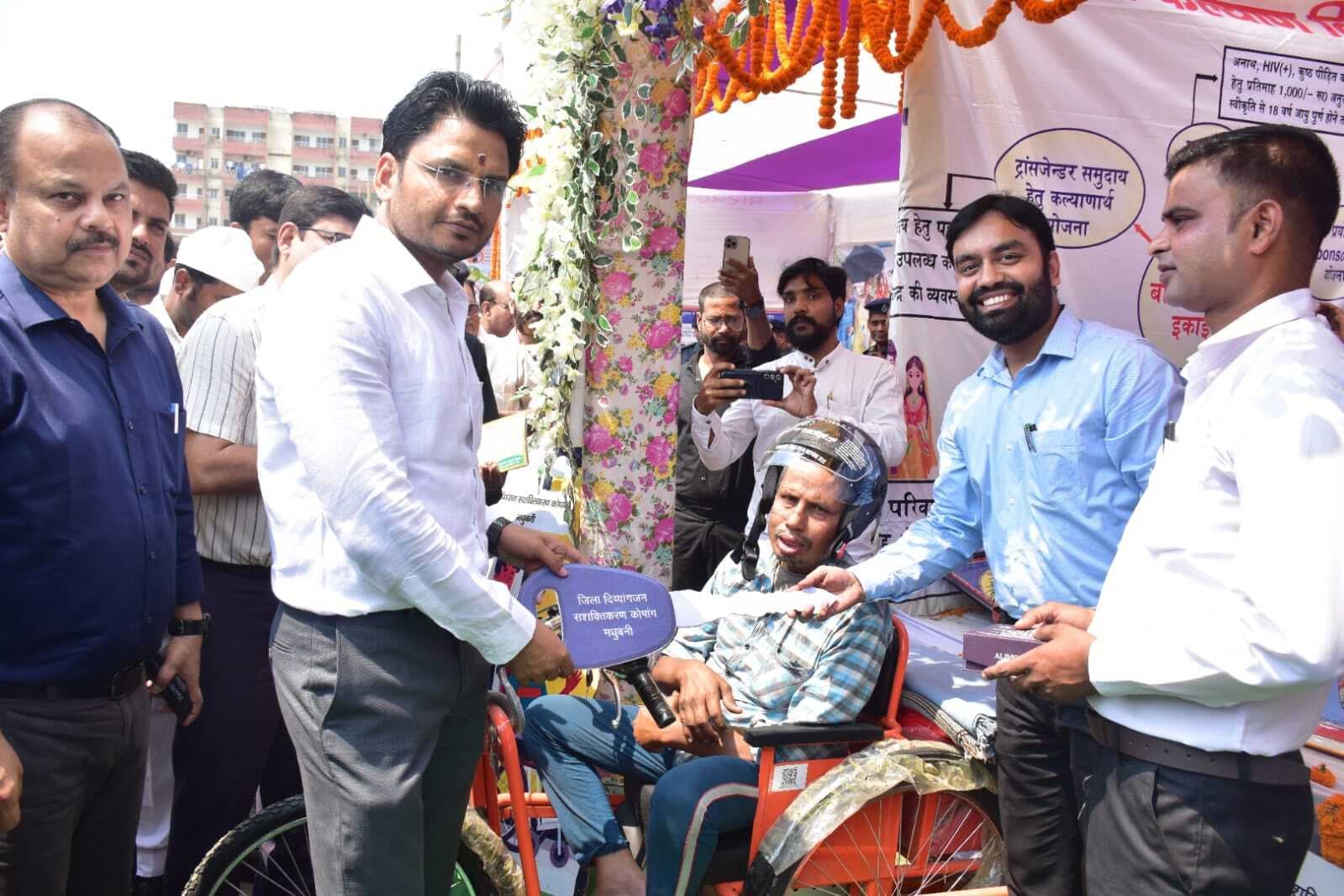 Madhubani News : डीएम ने बिहार दिवस पर स्टॉल का किया निरीक्षण