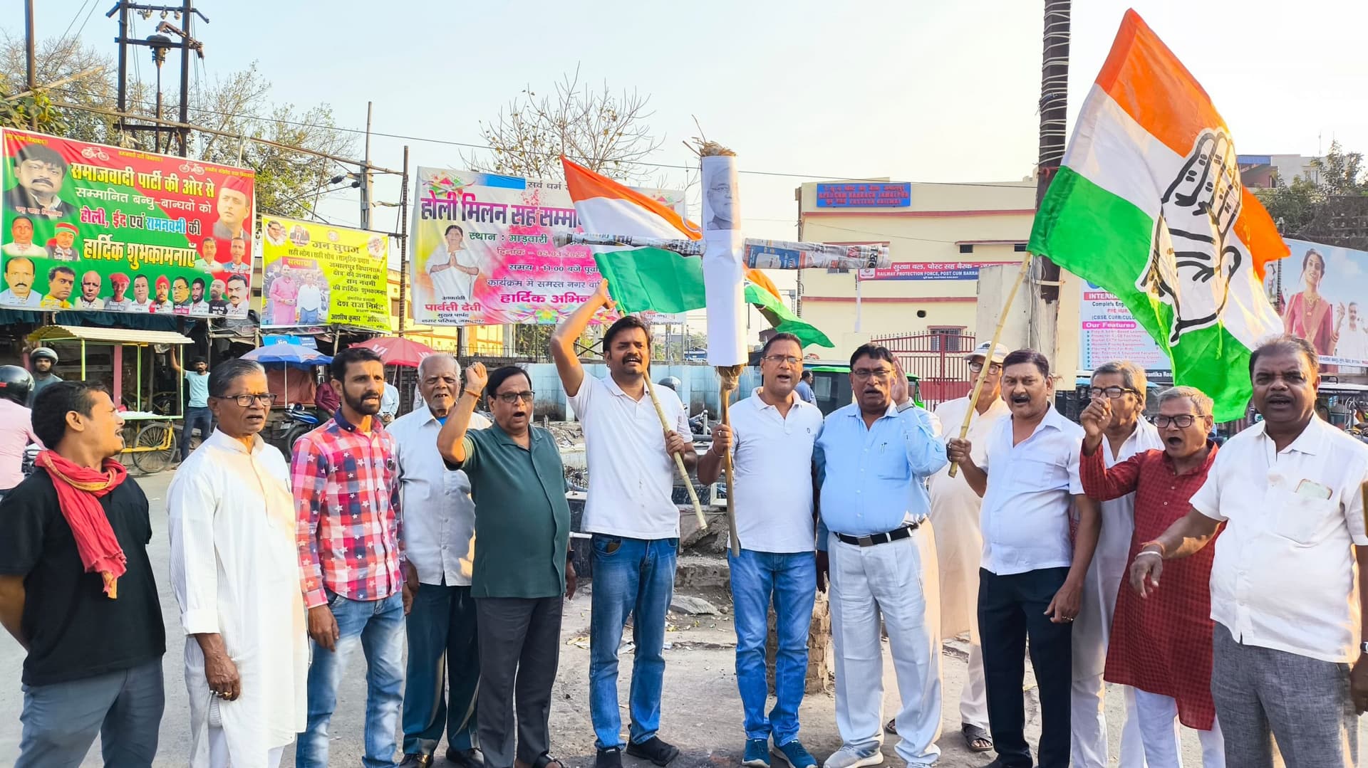 राष्ट्रगान के मामले पर कांग्रेस ने सीएम का फूंका पुतला